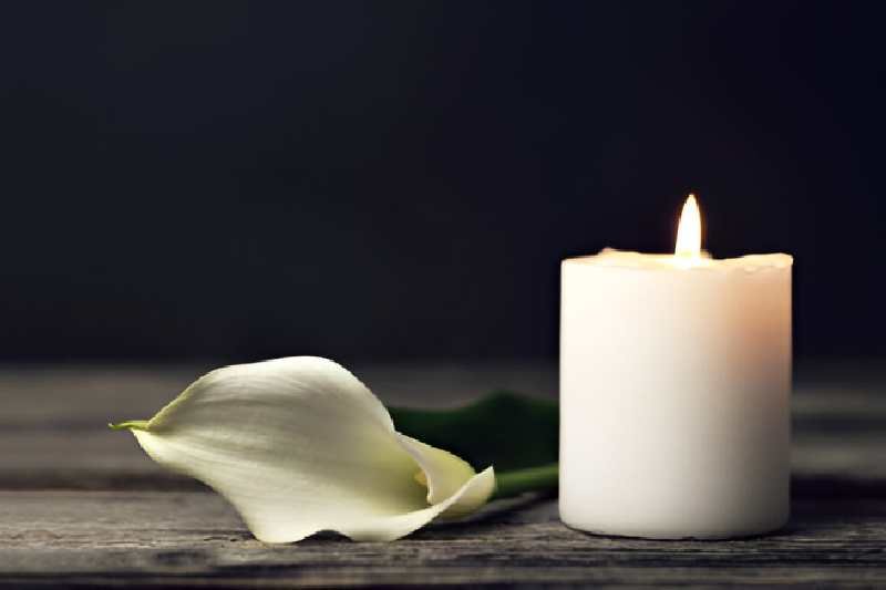burning-candle-and-white-calla