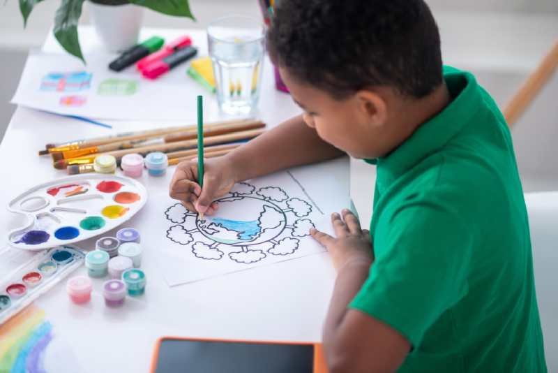 child draw a painting