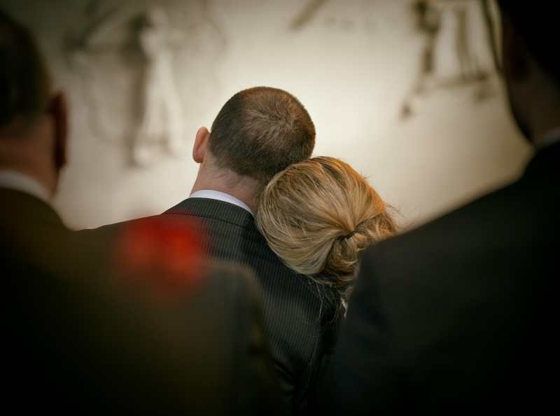 women-head-on-man-shoulder