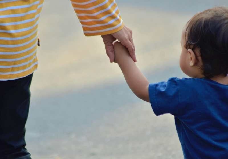 child-hold-hand