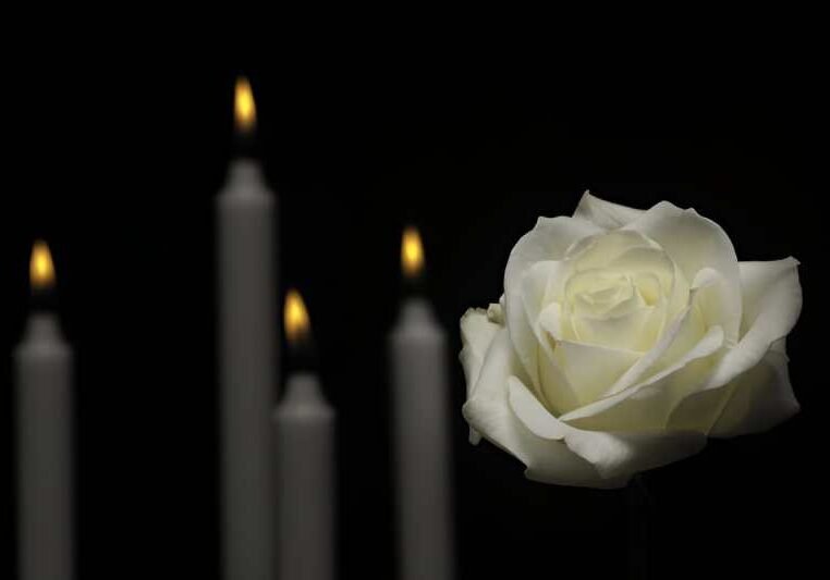 white-memorial-rose-candles